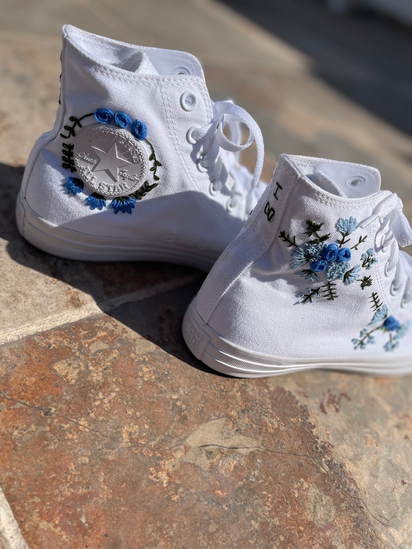 Tennis à fleurs bleues brodées