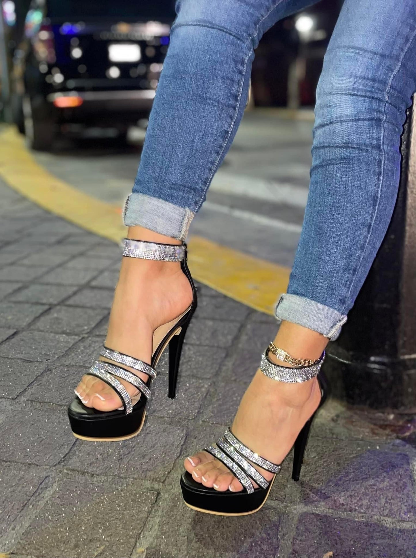 Strappy sneaker with glitter and platform