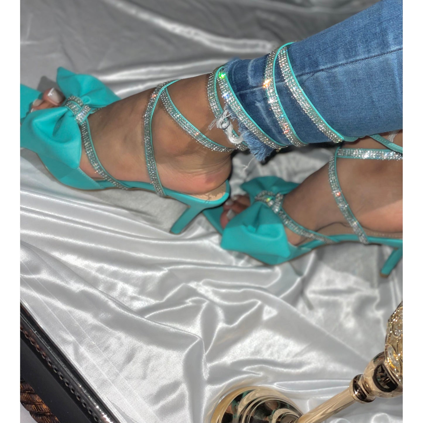 Sandal with bow and glitter