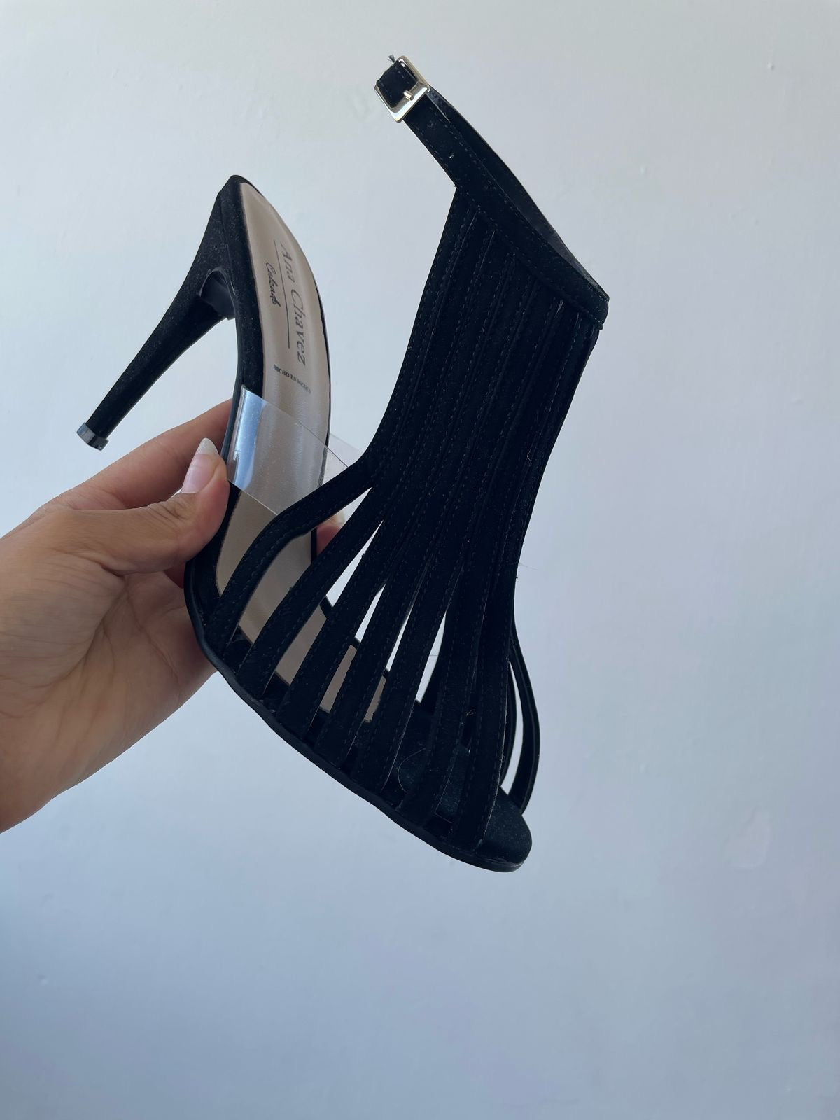 Sandalia negro con tiras
