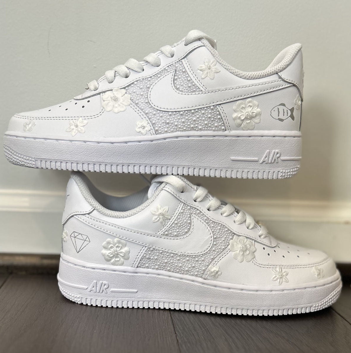 Tenis con flores y perlas