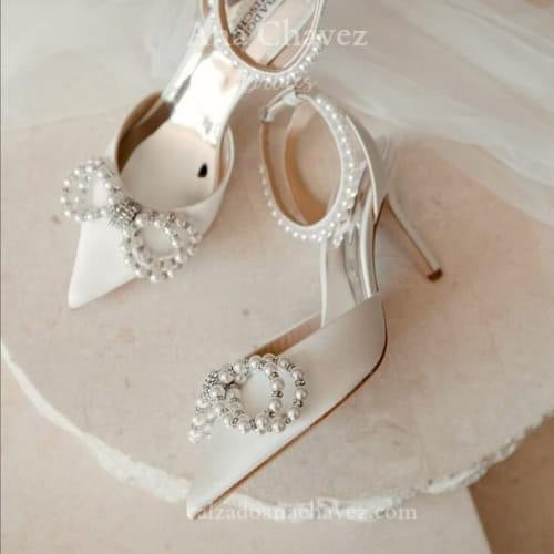 Stiletto heel with pearl bow