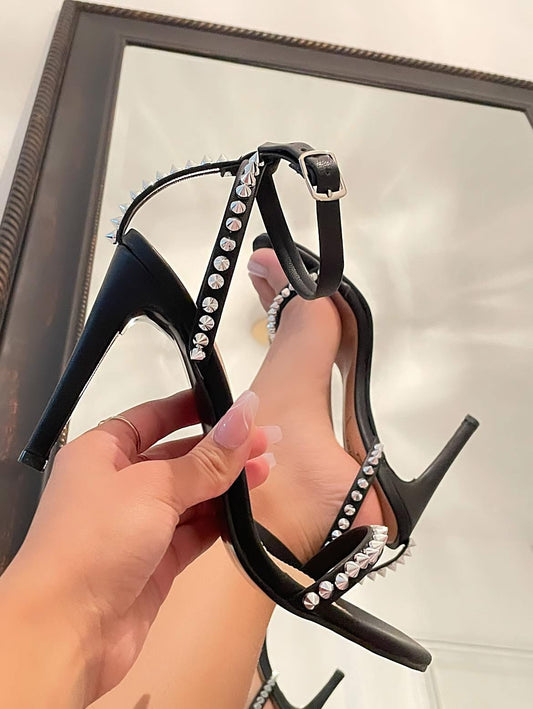 Sandale à talon aiguille avec clous