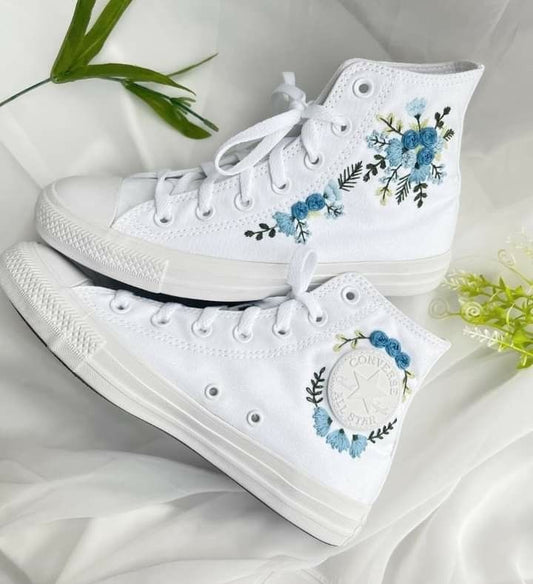 Tenis con flores azules bordadas