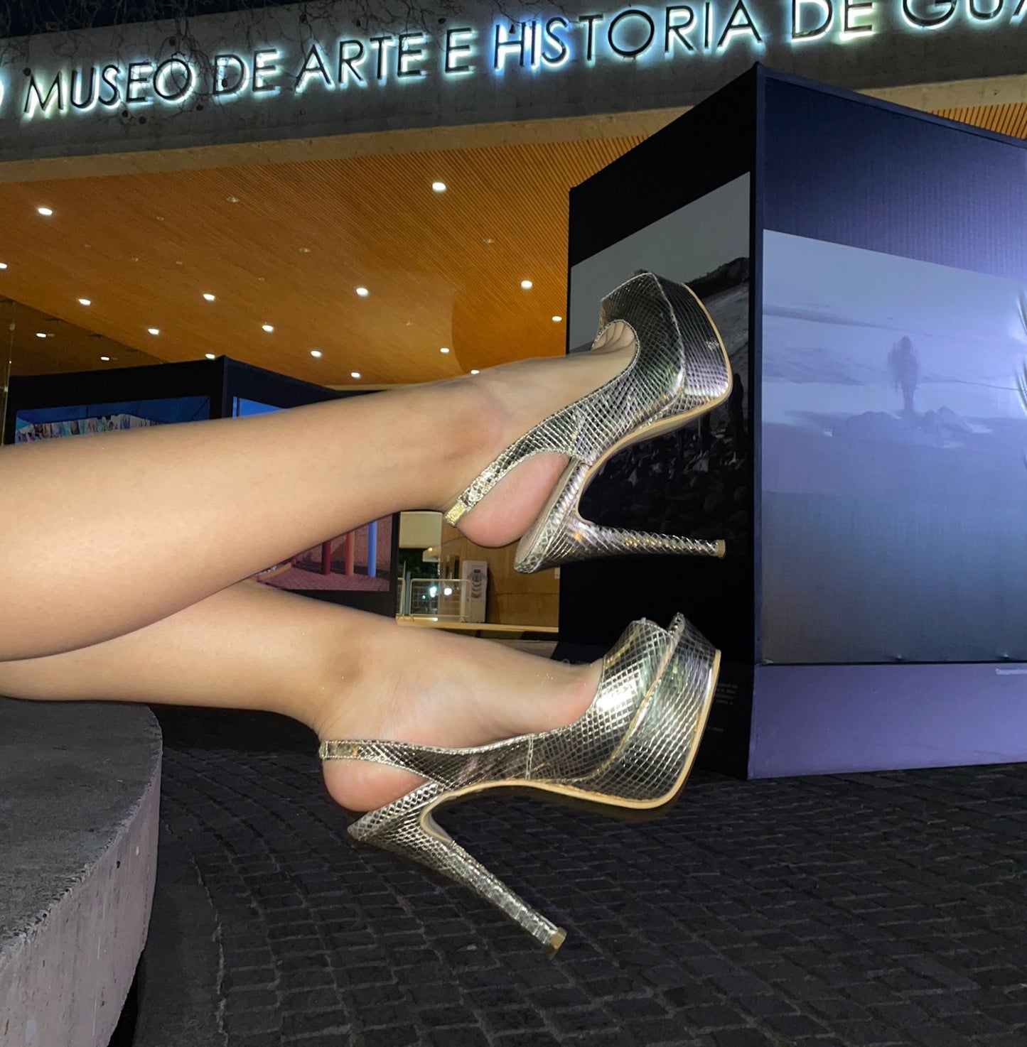 Zapatilla color oro talla 23