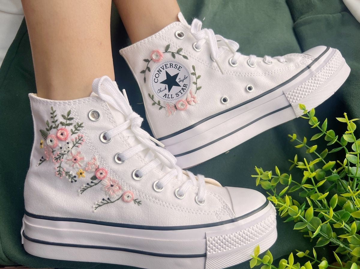 Tenis bordados con flores