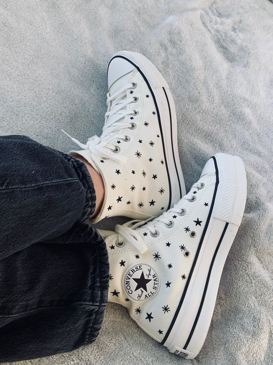 Baskets brodées d'étoiles
