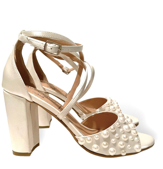 Bridal sandal with pearls