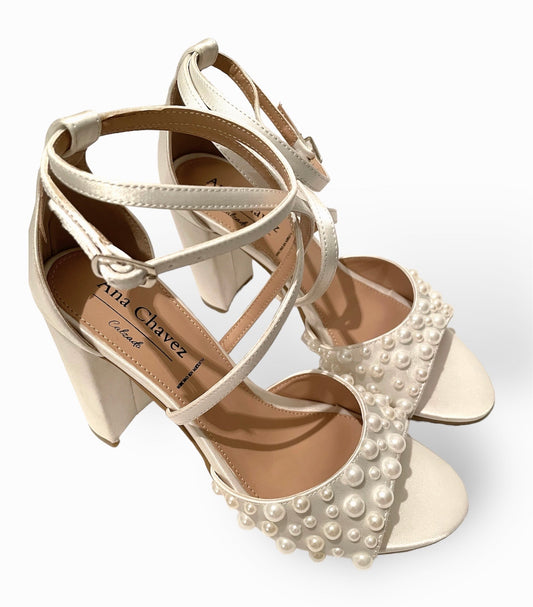 Bridal sandal with pearls